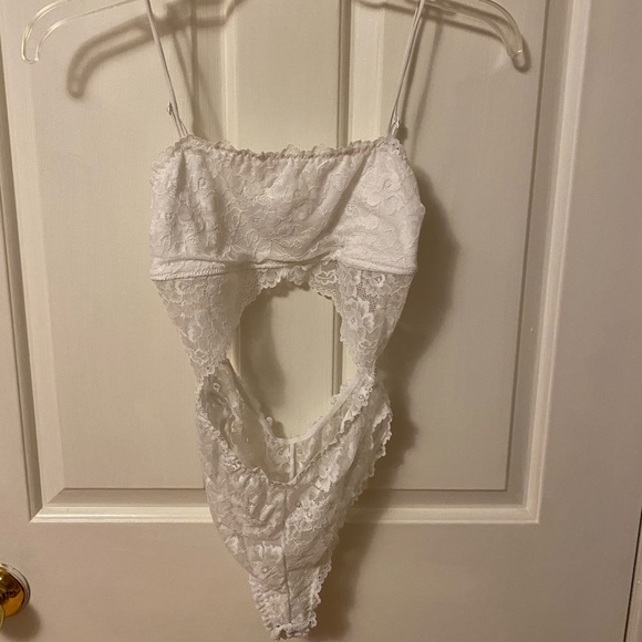 White lace cutout bodysuit - Picture 2 of 3